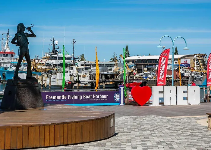 Apartment 201 - Fremantle Studio Apartment With Ocean And Harbour Views